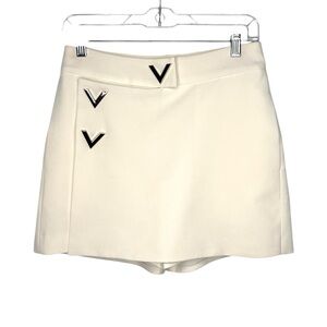 Soft white mini skirt skort short with V-shaped metal snaps Medium